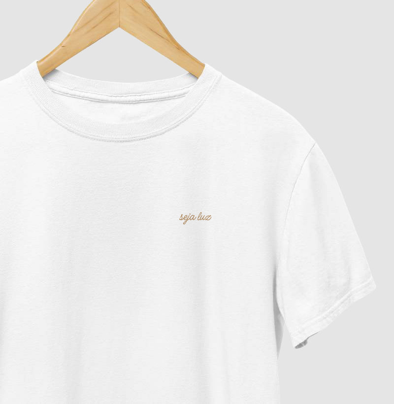CAMISETA SEJA LUZ